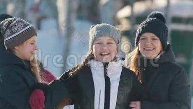三个十几岁的女孩在冬天在外面摆<strong>姿势</strong>、<strong>拥抱</strong>和微笑的肖像
